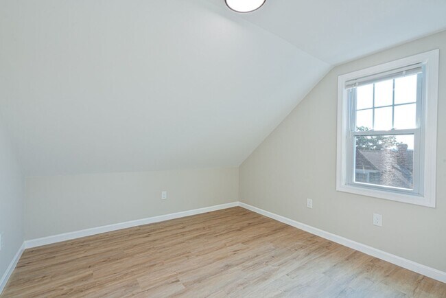 Building Photo - Newly renovated apartment for rent by Providence College / Elmhurst(Available 6/1/2026)