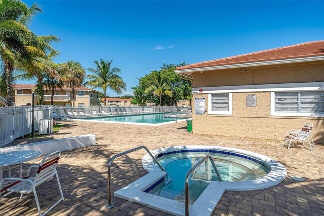 Building Photo - 1033 Twin Lakes Dr