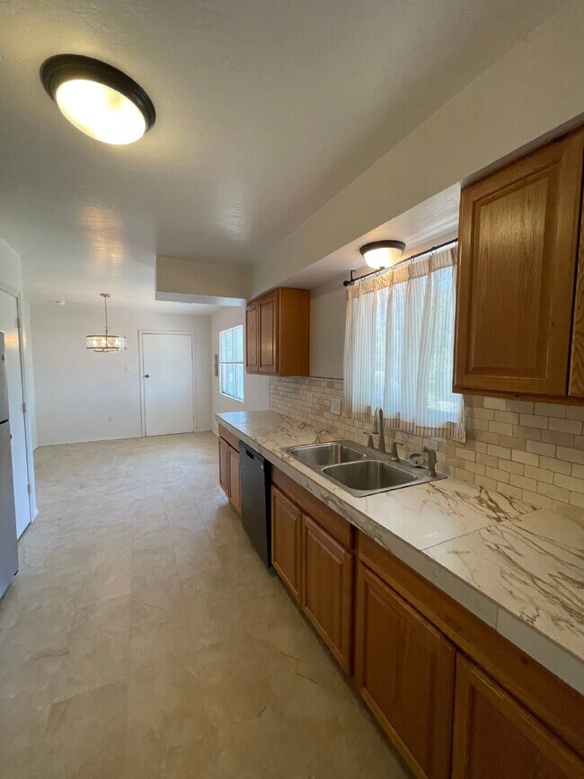 Building Photo - Room to Spread Out! South Valley 3bd on a ...