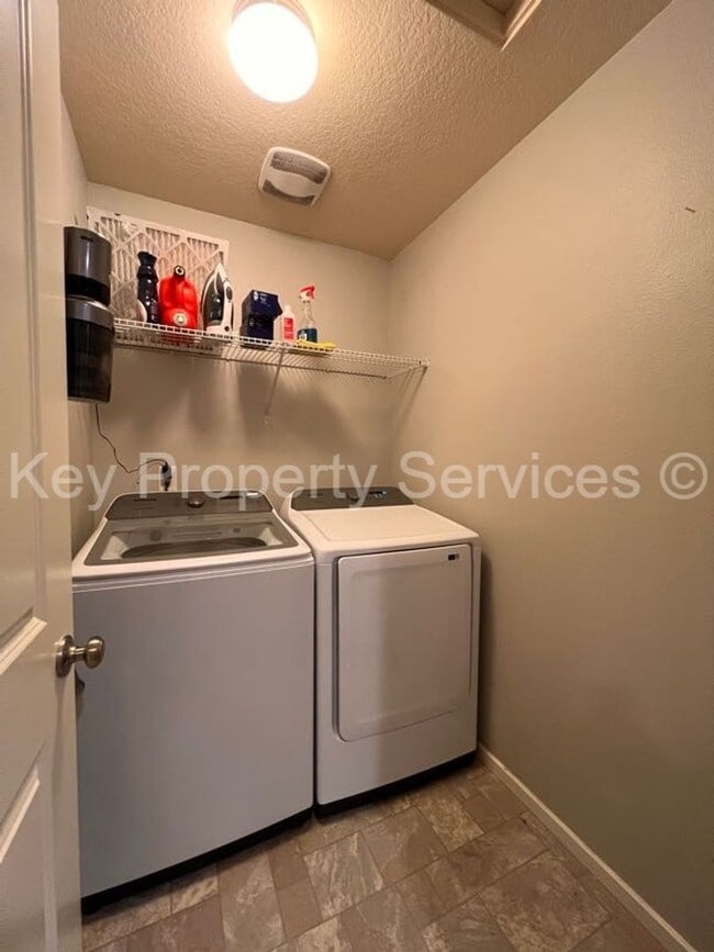 Building Photo - Stunning Hazel Dell Two-Story with High End Appliances