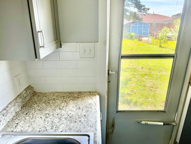 Building Photo - ***3 Bed Ranch with off-street parking and large yard!