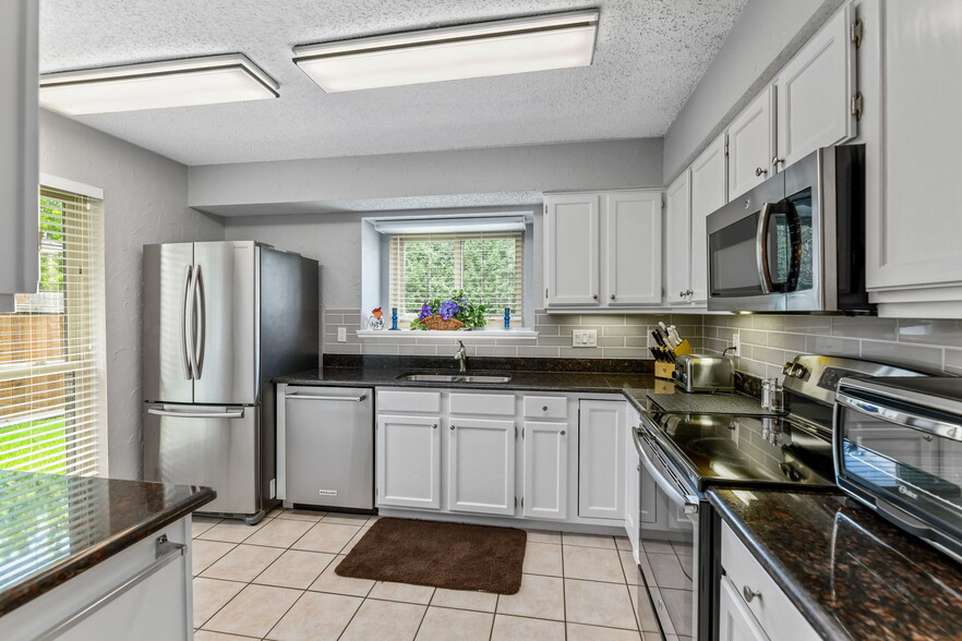 Extensively provisioned kitchen w/ modern stainless steel appliances - 7312 Augusta Cir