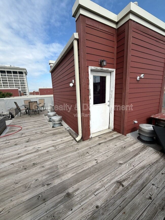 Building Photo - 2503 S Calumet Ave