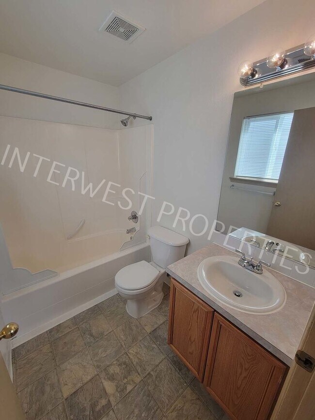 Building Photo - 1ST MONTH FREE- 4 Bedroom Home Near Brentw...