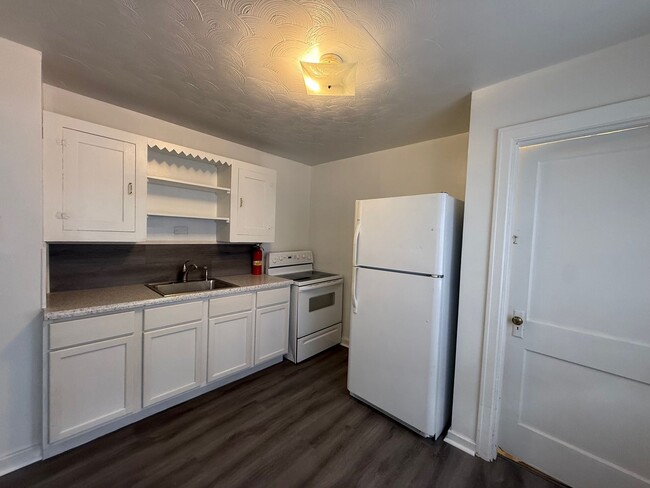 Building Photo - Freshly Renovated Bungalow in Home Park Area!