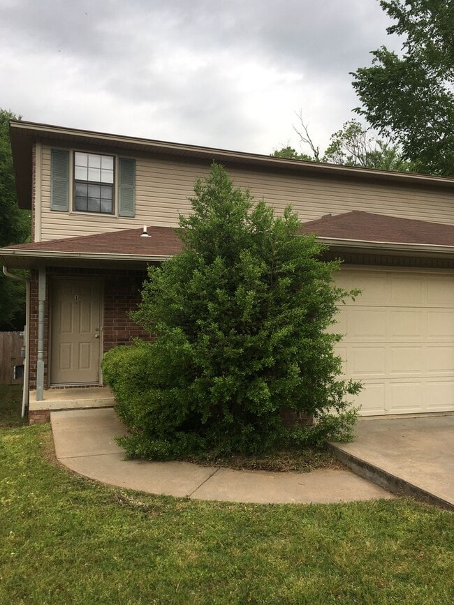 Building Photo - 507 Valley Dr