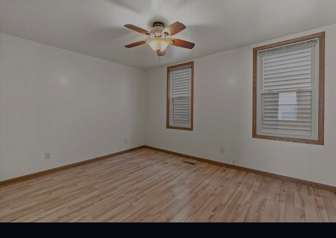 Building Photo - 928 E Land Pl