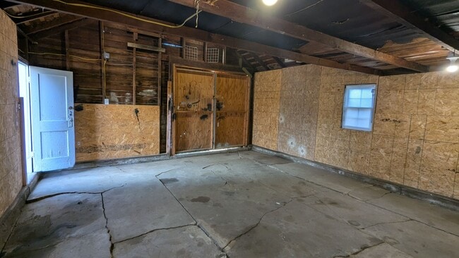 Building Photo - Bonus rooms galore in updated West End home!