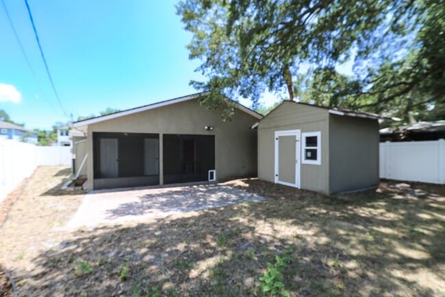 Building Photo - 3 bedroom, 2.5 bathroom home is in a highly sought-after neighborhood in the heart of South Tampa...