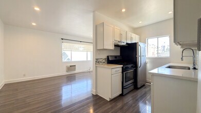 Building Photo - 319 Heliotrope Dr