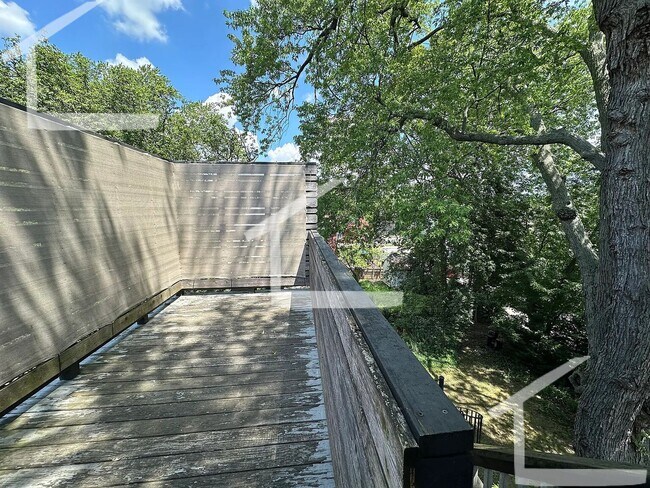 Building Photo - Top Floor Newly Renovated 1 bed NO BROKER FEE