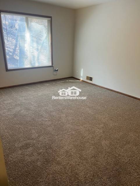 Building Photo - Available now - like new 2 bed 1 bath dupl...