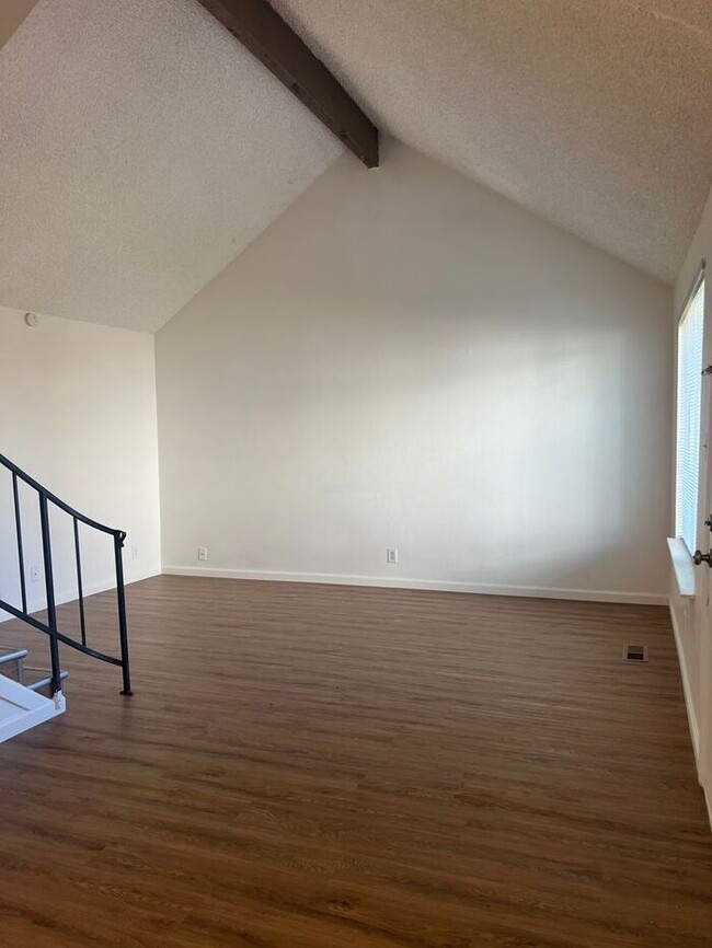 Building Photo - Spacious 3 Bedroom Townhouse in Sparks