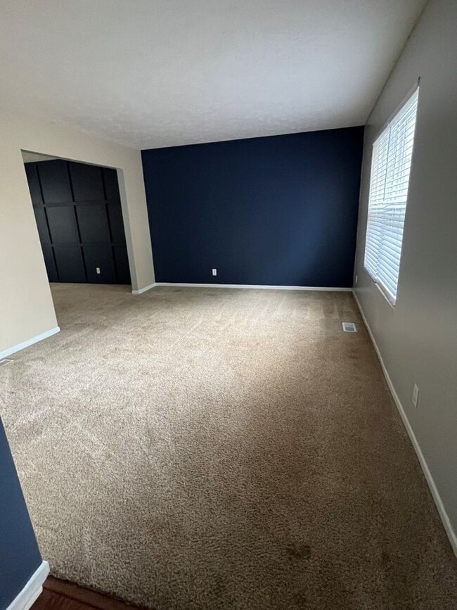 Building Photo - Home For Rent Bellevue.