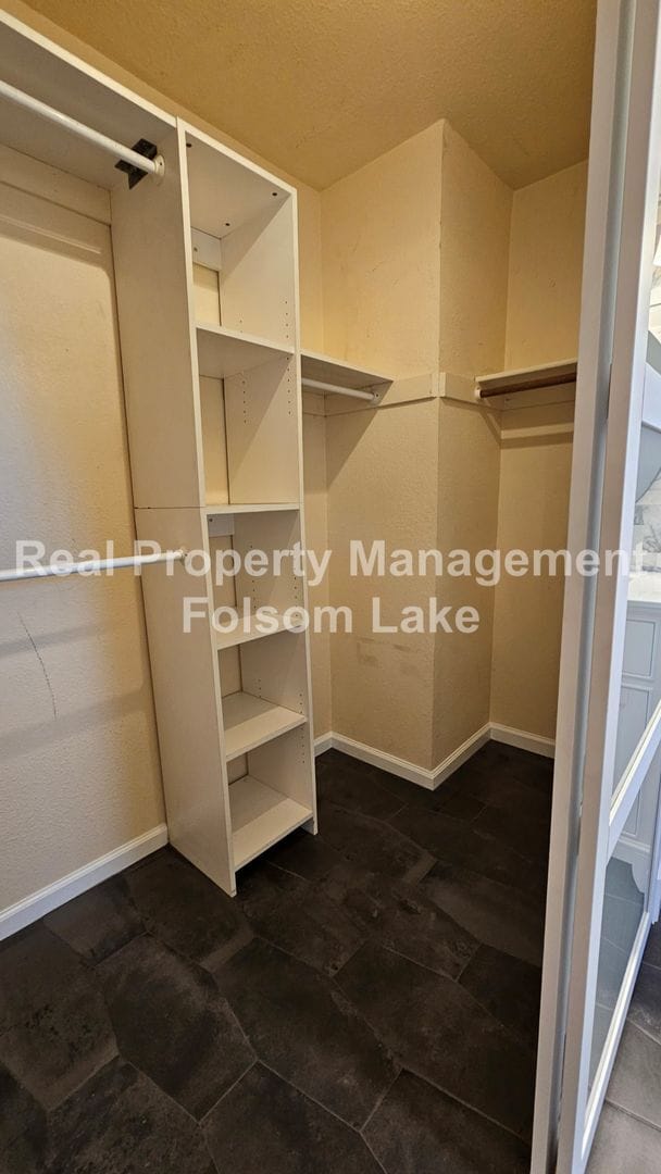 Building Photo - Modern Townhouse Living in Desirable Lakes...