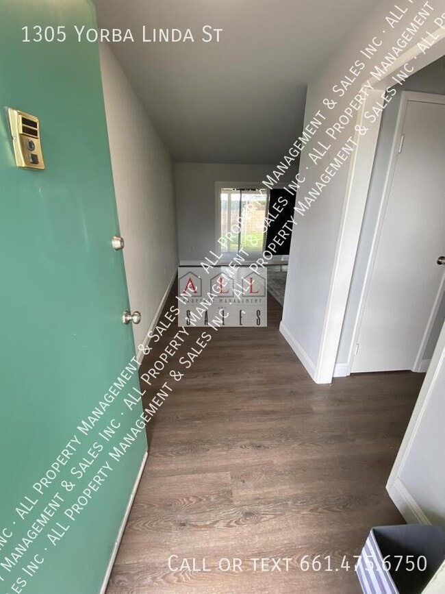 Building Photo - 1305 Yorba Linda St
