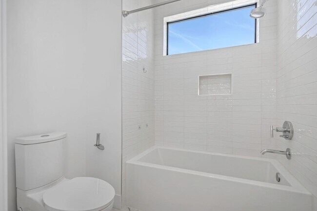 Building Photo - Stunning Custom Built Residence in the Exc...