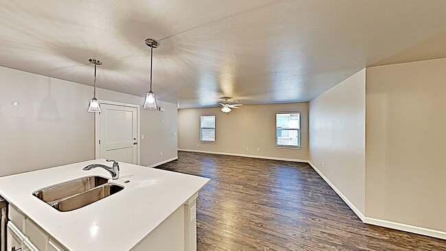 Building Photo - Great 3 Bedroom 2 Bath Duplex Near Tinker AFB