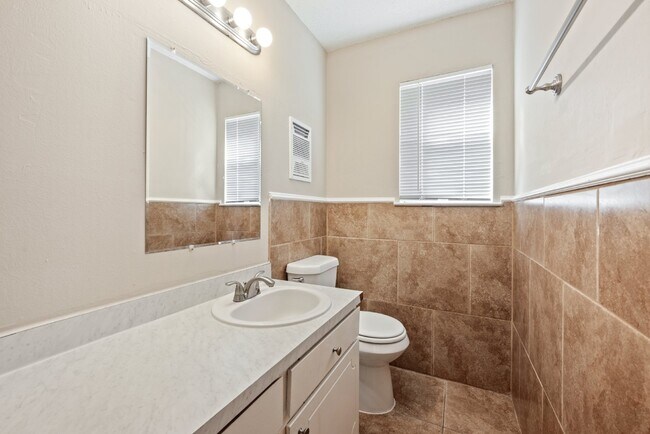 Building Photo - 3 Bedroom, 1.5 Bath Home with Spacious Layout and Large Yard