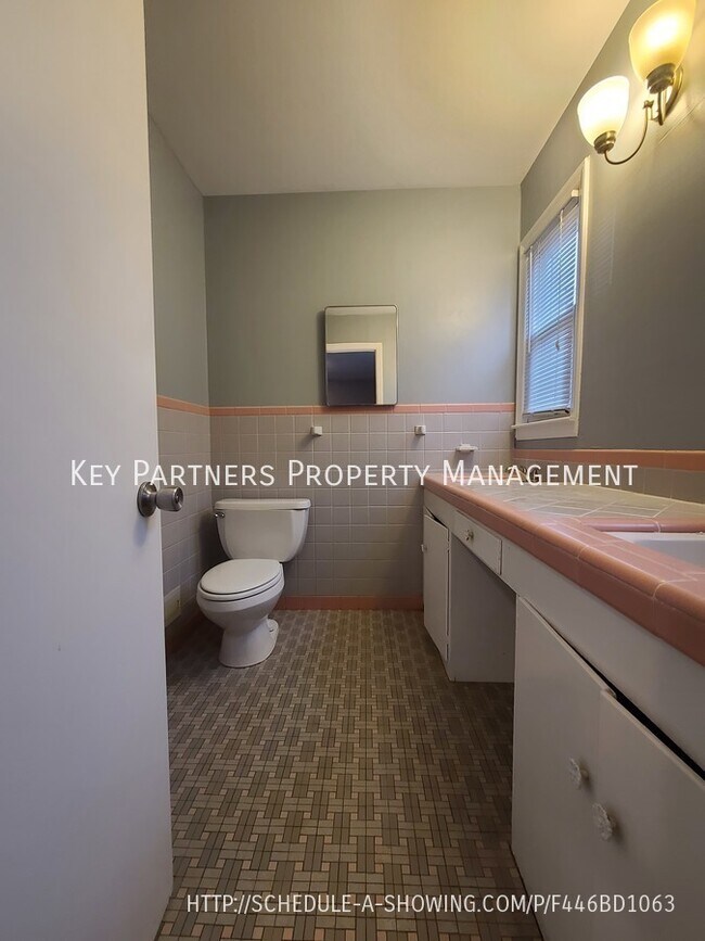 Building Photo - 1309 W 100th Terrace - Short term option!
