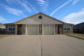 Building Photo - Beautiful 3 Bedroom Duplex