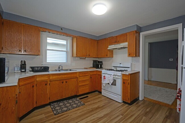 Building Photo - 320 4th St W