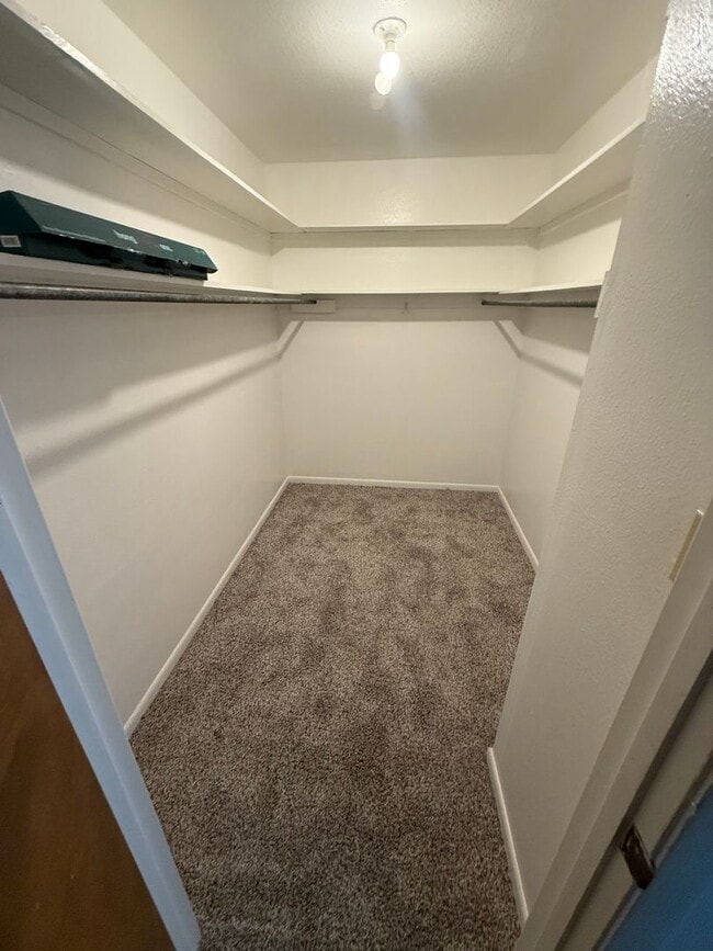 Building Photo - Spacious 1 bedroom! Hard to find!