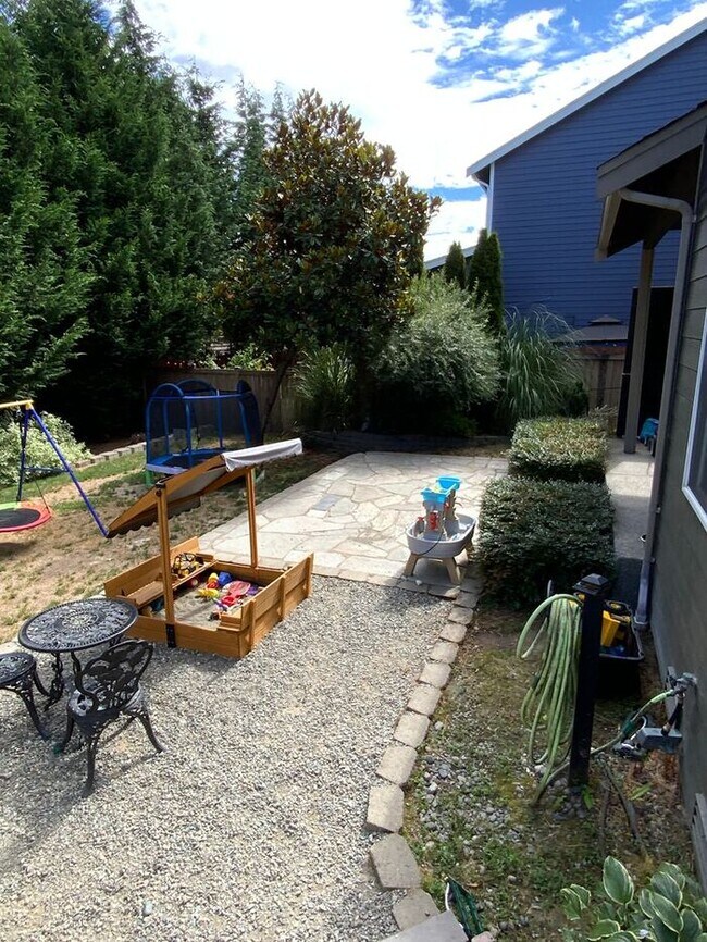 Building Photo - Puyallup Valley 4bdr 2.5bath w/ a POOL