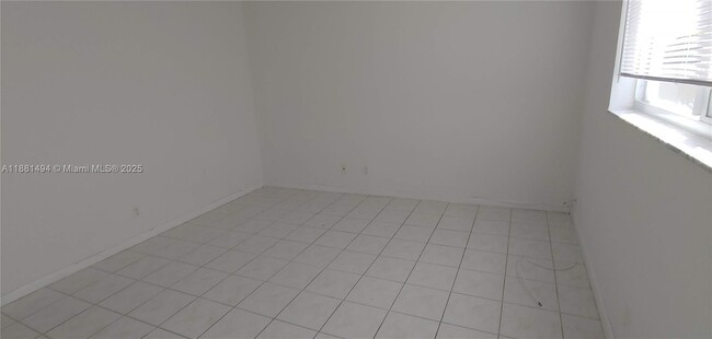 Building Photo - 1400 NE 54th St