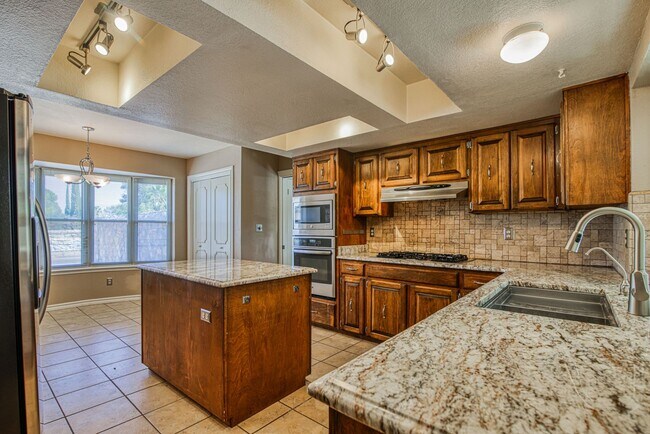 Building Photo - Stunning eastside rental in highly desirable area!