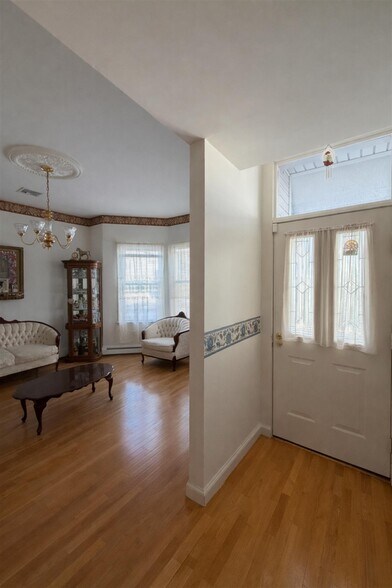 Building Photo - 107 2nd St