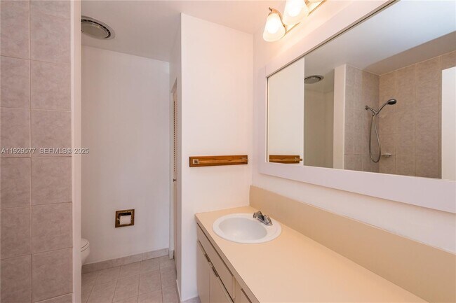 Building Photo - 10784 N Kendall Dr