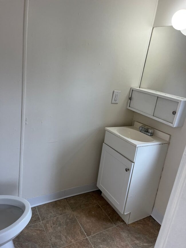 Building Photo - Comfortable, Open, & Central Location