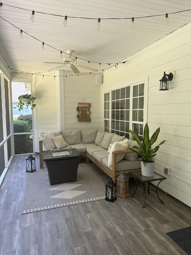 Building Photo - Beautiful 4-Bedroom Home in Desirable Baynard Park! | Hardwood Floors, Corian Countertops & Priva...