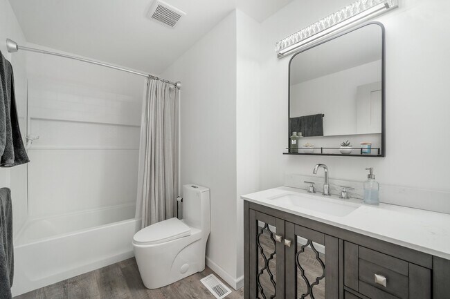 upper master suite (designed for guests) - 26539 E Shore Pl