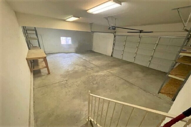 Building Photo - 2009 Sweetbriar Ln