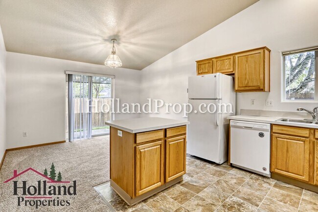 Building Photo - Lovely 2 bedroom unit with private fenced yard!