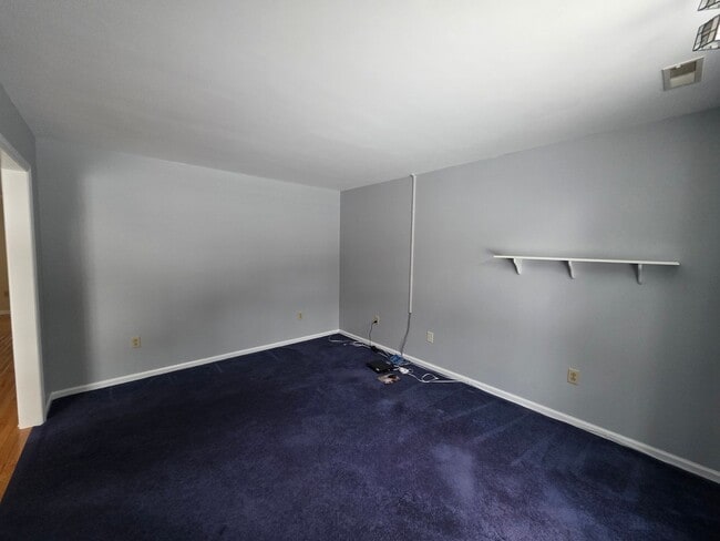 Building Photo - Beautiful 3 bedroom, 2 bath house with one car garage, located on Cummins Creek