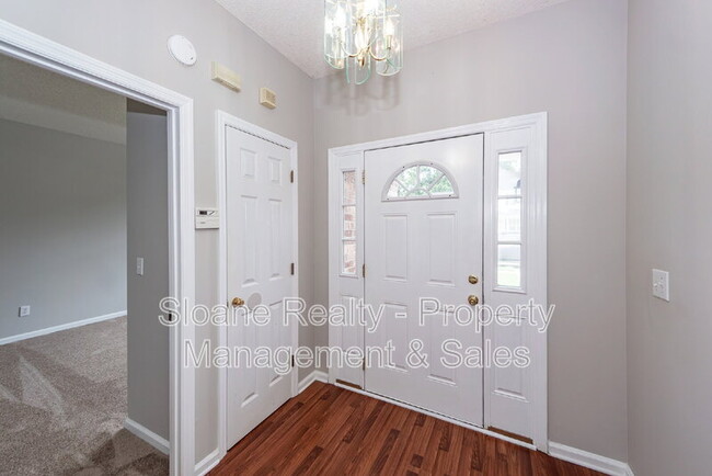 Building Photo - 1584 Kentwood Cir