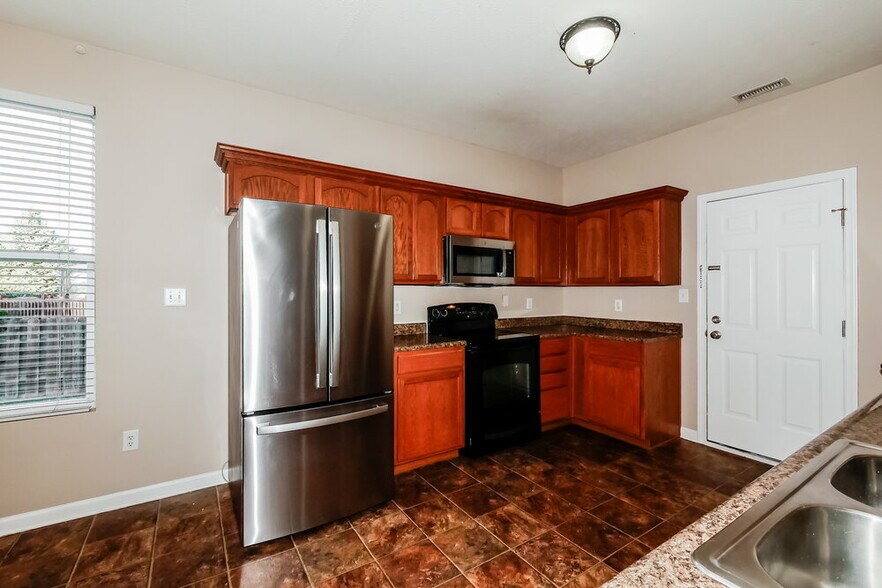 Building Photo - 15559 Old Pond Cir