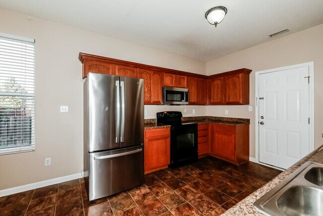 Building Photo - 15559 Old Pond Cir