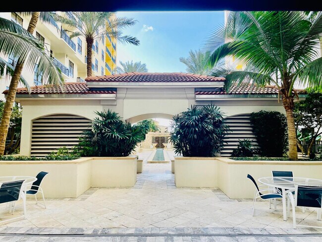 Building Photo - 801 S Olive Ave