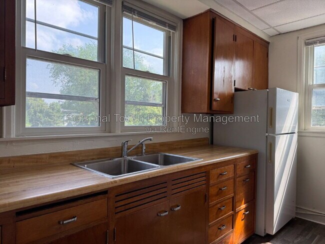 Building Photo - 517 12th Ave N