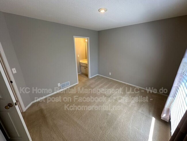 Building Photo - 5605 W 153rd Terrace