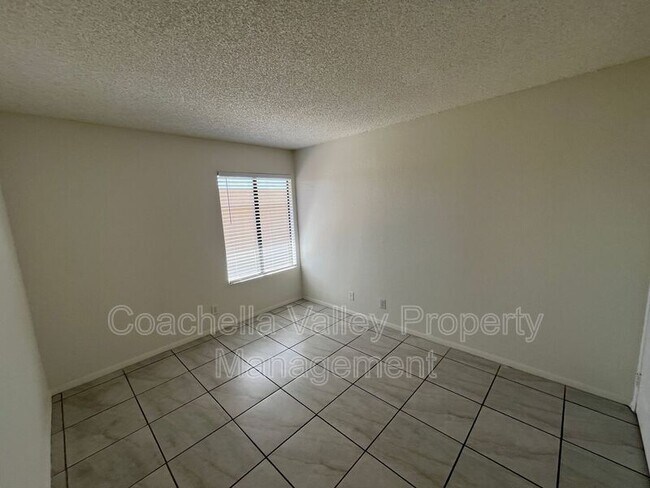 Building Photo - 433 Bradshaw E Ln