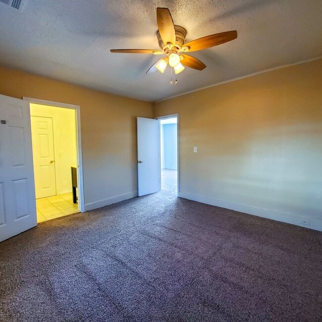 Building Photo - 3 Bedroom home in Shawnee