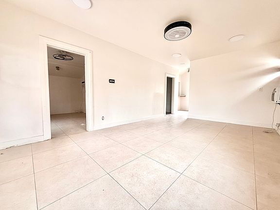 Building Photo - Updated home