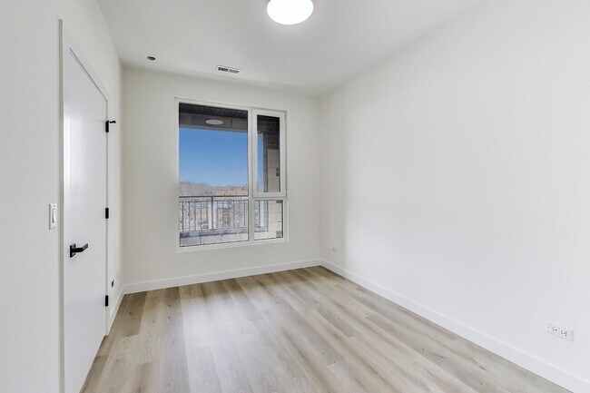 Building Photo - 1950 W Lawrence Ave