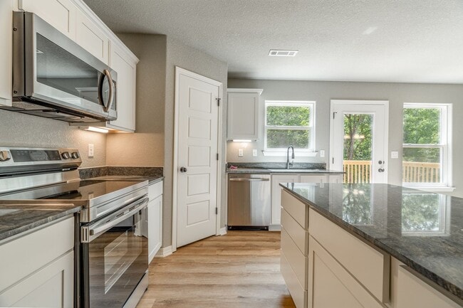 Building Photo - LIKE NEW 3-bedroom 2 bath Home in Bella Vista!!!