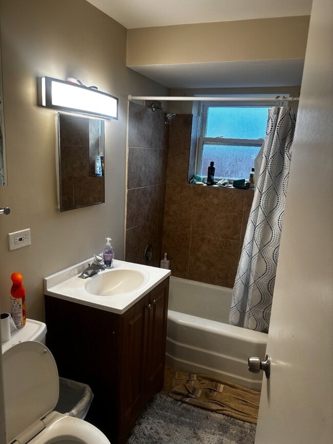 Building Photo - BEAUTIFUL MUST SEE CHARMING 1 BED/1 BATH WITH FRE HEAT....MUST SEE!!!